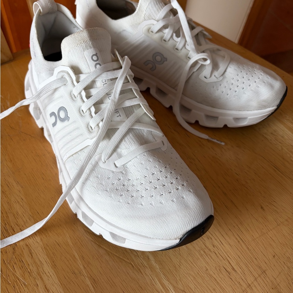 On Cloudswifts 4 Women's Running Sneakers in White - Picture 4 of 7